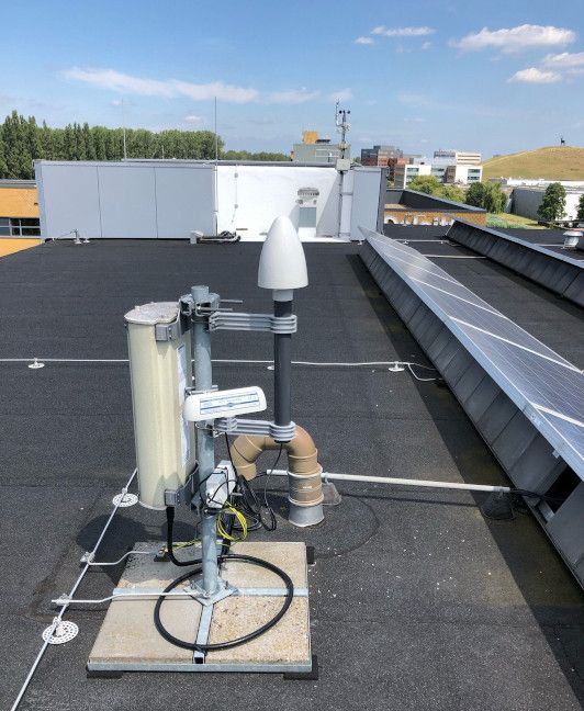 GNSS en DCF77 antennes op dak SIDN